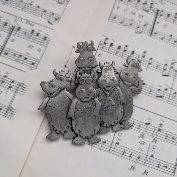 Silver Cow Brooch - Picture 3 of 8